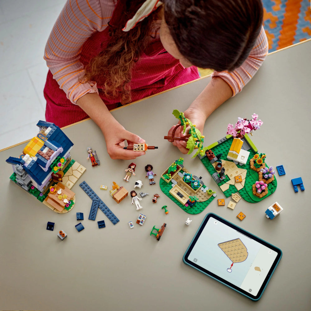 LEGO® Friends™ Beekeepers' House and Flower Garden LEGO® Friends™ Beekeepers' House and Flower Garden