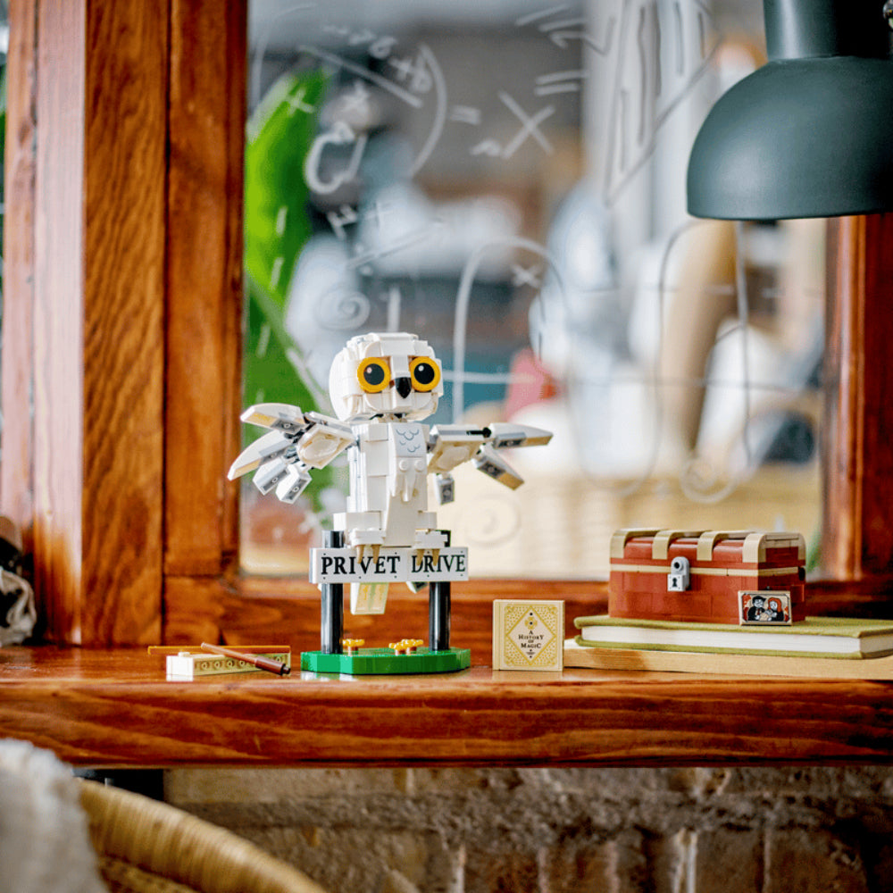LEGO® Harry Potter™ Hedwig™ at 4 Privet Drive LEGO® Harry Potter™ Hedwig™ at 4 Privet Drive
