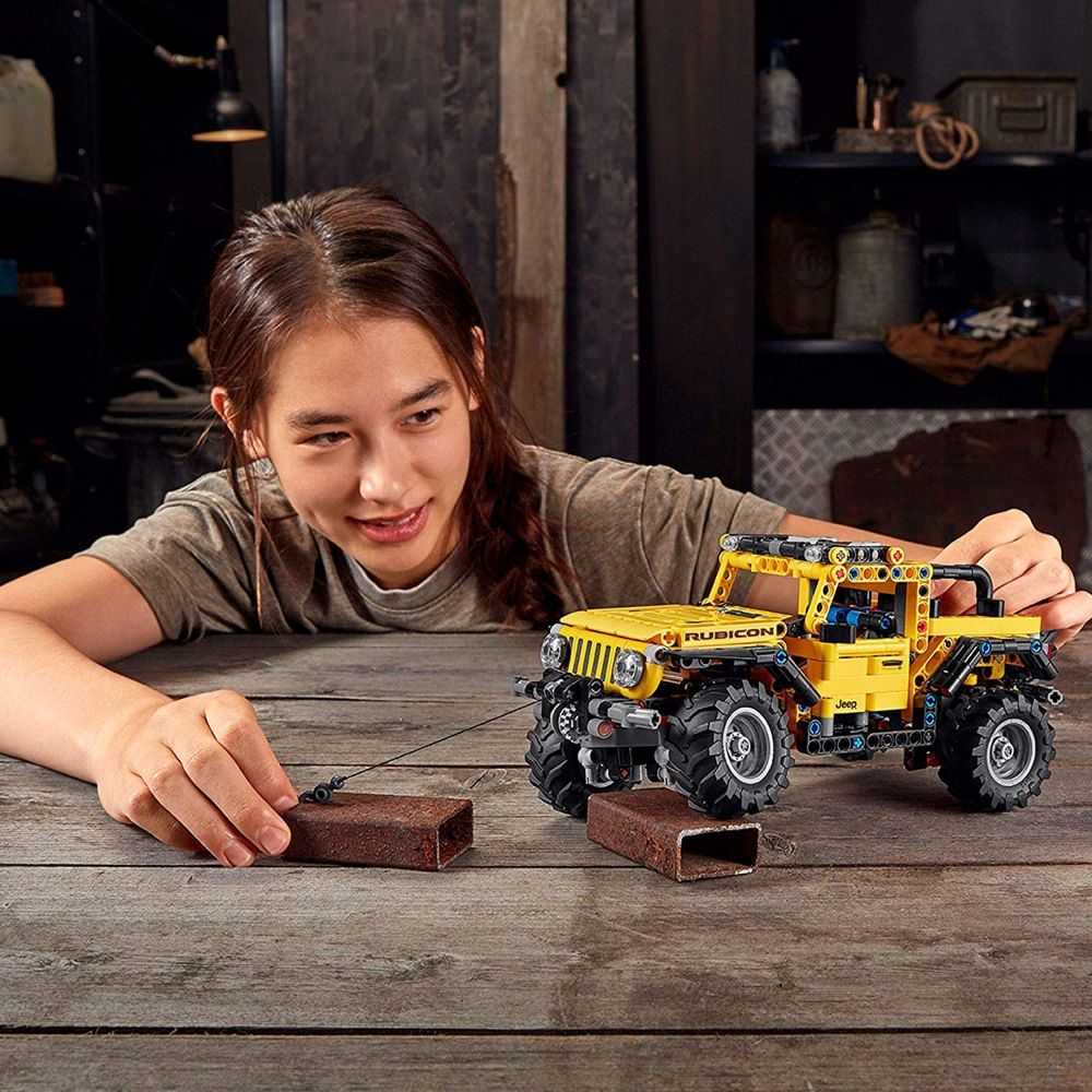 Lego Technic Jeep Wrangler 4x4 Toy Car (665 Pieces)