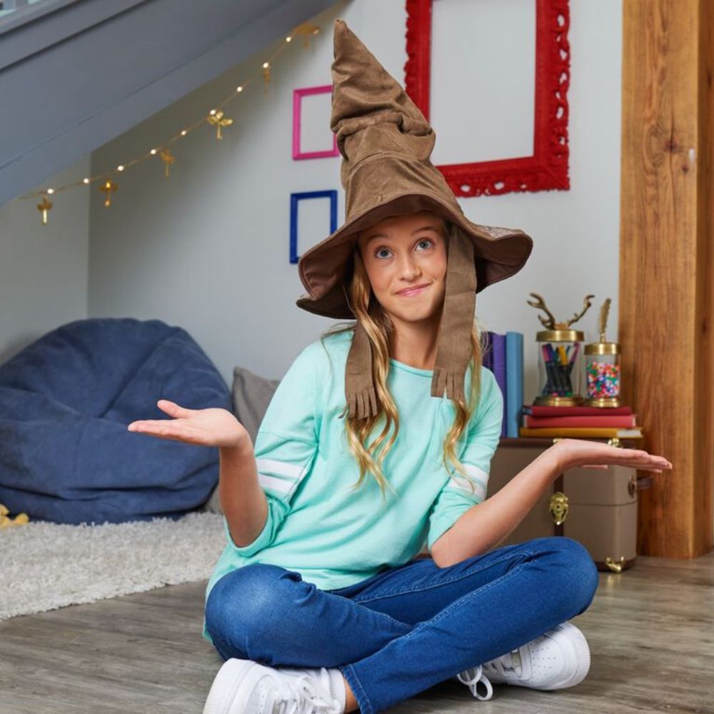 Harry Potter World Harry Potter, Talking Sorting Hat with 15 Phrases for Pretend Play